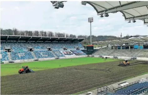  ?? FOTO: STADT SAARBRÜCKE­N ?? Bereits am Dienstag begannen die Arbeiten im Ludwigspar­kstadion. Bagger trugen die alte Rasenschic­ht ab.