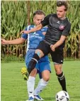  ?? Archivfoto: Willi Baudrexl ?? Dennis Loskot (rechts gegen den TSV Schiltberg) und der FC Tandern haben einen Lauf und wollen den nächsten Sieg holen.