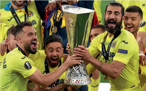  ??  ?? Winners…Villarreal players celebrate with the trophy