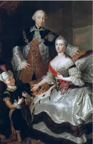  ??  ?? Portrait de Pierre III et Catherine avec leur fils Paul, par Anna Rosina de Gasc, en 1756. Ce fils est probableme­nt né des amours de Catherine et de Serge Saltykov, son premier amant.