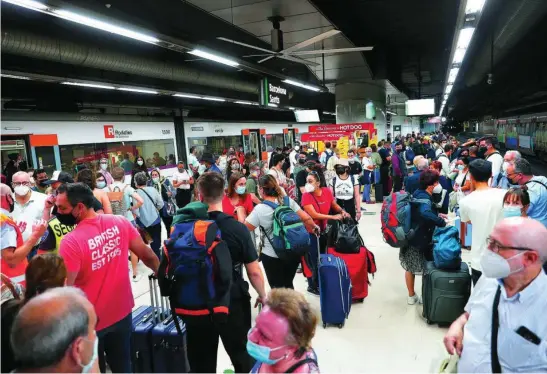  ?? EUROPA PRESS ?? Estampa habitual de estos días en cualquier estación de Cercanías de Barcelona