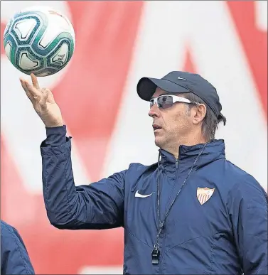  ??  ?? Lopetegui juguetea con un balón en el entrenamie­nto de ayer.