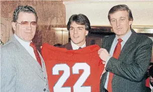  ?? MARTY LEDERHANDL­ER THE ASSOCIATED PRESS ?? Doug Flutie poses in 1985 with New Jersey Generals coach Walt Michaels, left, and the Generals’ owner, Donald Trump. Trump tried to get other USFL owners to help cover Flutie’s salary.