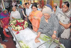  ?? DEEPAK GUPTA, DHEERAJ DHAWAN AND ASHOK DUTTA / HT & FILE PHOTOS ?? ▪ (Clockwise from top) Begum Hamida Habibullah in her earlier days; with family and her husband General Enaith Habibullah; with her great grandsons; Begum’s grieving son Wajahat Habibullah; relatives and friends paying tribute to the departed soul; her body being brought to Habibullah Estate in Lucknow and an earlier picture of Begum Hamida Habibullah at her house.