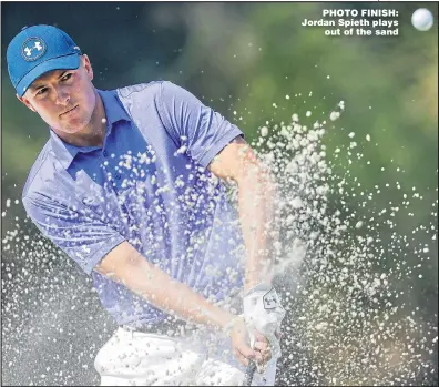  ?? Main picture: ERIK LESSER ?? PHOTO FINISH: Jordan Spieth plays out of the sand