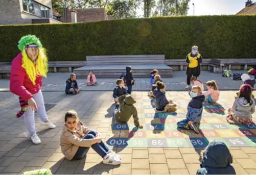  ??  ?? De kinderen in Temse kregen op de speelplaat­s ook uitleg over hoe ze op school afstand konden houden.