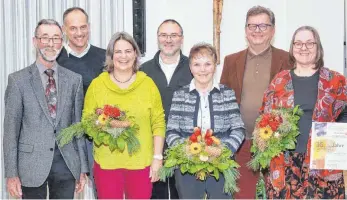  ?? FOTO: PETER SCHLIPF ?? Die Geehrten (von links): Wolfgang Möhler, Dirigent Oliver Seitz, Christine Pohl, Pfarrer Harald Golla, Angela Weller, Eberhardt Looser, Monika Obert.