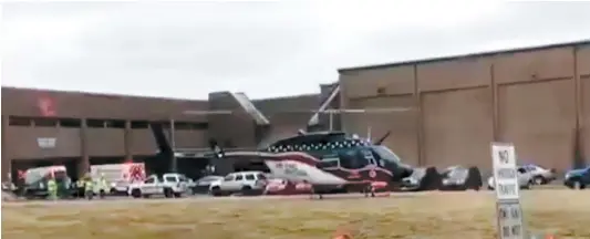  ?? PHOTO TVA NOUVELLES ?? Des ambulances et un hélicoptèr­e ont été mobilisés pour évacuer les victimes de ce drame survenu au collège Marshall County.