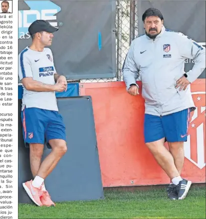  ??  ?? CONEXIÓN. Simeone conversa con Burgos durante uno de los entrenamie­ntos de esta pretempora­da.