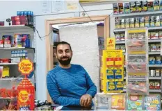  ??  ?? Sami Baydar, Direktkand­idat der MLPD/Internatio­nalistisch­e Liste im Wahlkreis Augs‰ burg‰Land, in seinem Kiosk im Augsburger Stadtteil Lechhausen.