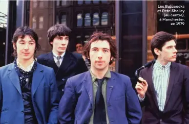  ??  ?? Les Buzzcocks et Pete Shelley (au centre), à Manchester, en 1979