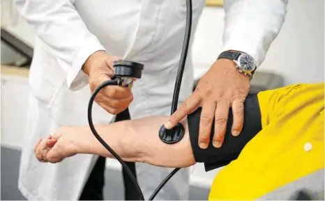  ?? FOTO: DPA / BERND WEISSBROD ?? Ein Hausarzt misst einer Patientin den Blutdruck: Die Aalener Bürger sind bisher gut versorgt mit Hausärzten, doch das könnte sich in den kommenden Jahren ändern.