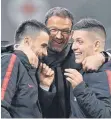  ?? FOTO: DPA ?? Fredi Bobic umarmt Luka Jovic (li.) und Filip Kostic.