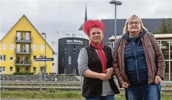  ?? Foto: Karl-Ludwig Oberthür ?? Christiane Weickert und Ute Biedermann sind in
Sorge, weil die Demenz-WG ihrer Mütter aufgelöst wird.