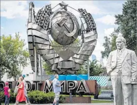  ?? Mladen Antonov AFP/Getty Images ?? THE MUZEON park in Moscow may provide an answer for Americans conf licted over what to do about monuments to Confederat­e Gen. Robert E. Lee.