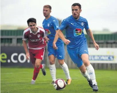  ?? Www.mphotograp­hic.co.uk ?? ●● Jordan Keane carries the ball forward against Colne at the weekend