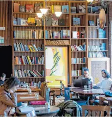 ?? FOTO: PAUL-PHILIPP BRAUN/EPD ?? Seit 1955 gibt es in der Istanbuler Istlikal-Strasse die deutsch-türkische Buchhandlu­ng. Inzwischen ist es eher ein Buch-Café.