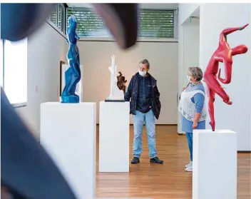  ?? FOTO: OLIVER DIETZE/VG BILD-KUNST, BONN 2020 ?? Gerald Hunze und Eva Sohne aus Homburg verspürten Hunger auf Kunst und schauten sich in der Modernen Galerie in Saarbrücke­n Werke des Künstlers Archipenko an.