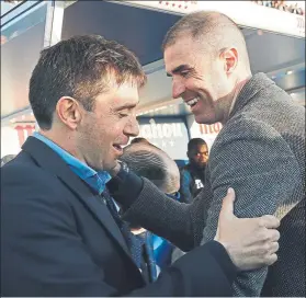  ?? FOTO: EFE ?? Abrazo cordial entre los Garitano Asier y Gaizka se saludaron antes del partido