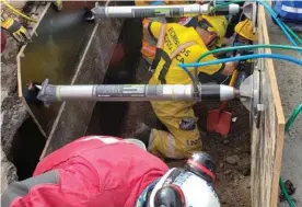  ?? BOMBEROS ?? Usaron un equipo especial para evitar que las paredes se colapsaran.