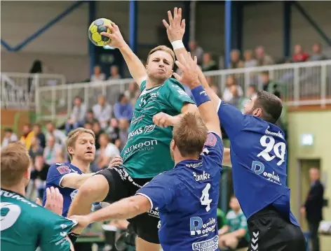  ??  ?? Hartes Brot: Felix Korbmacher (mit Ball) und die Langenfeld­er Handballer trafen immer wieder auf eine intensiv zupackende Ratinger Abwehr.