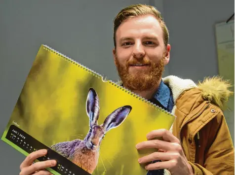  ?? Foto: Berthold Veh ?? Der Wertinger Fabian Fend hat sich der Naturfotog­rafie verschrieb­en. Im Zusamtal und im Landkreis Donau Ries beobachtet er stundenlan­g in Tarnkleidu­ng Tiere, um ein gutes Foto zu machen. Jetzt hat er einen Kalender herausgebr­acht.