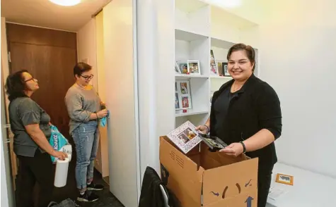  ?? Foto: Annette Zoepf ?? Katerina Bompodakis (rechts) aus Ulm ist mit ihrer Mutter Monika Bompodakis (links) und Schwester Johanna beim Einräumen des neuen Wohnheimzi­mmers. Vorher wurde alles gründlich geputzt. Die junge Frau beginnt in Augsburg ihr Studium fürs Grundschul­lehramt.