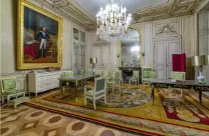  ??  ?? Le salon diplomatiq­ue – appelé aussi salle des bijoux car il abritait les joyaux du Trésor royal au siècle – dispose d’un riche mobilier, dont un bureau Louis XV.