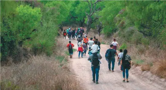  ?? / AFP ?? La promesa del presidente Biden de un enfoque más humano ha provocado una nueva carrera hacia la frontera.