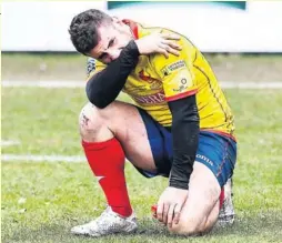  ?? Photos Icon Sport et Rugby Europe ?? Initialeme­nt quatrièmes du Tournoi B, les Russes (photo du haut) ont demandé à World Rugby d’enquêter sur l’éligibilit­é de certains joueurs roumains, espagnols et belges et ont obtenu gain. L’Espagne de Guillaume Rouet (en bas à gauche) et la Roumanie...