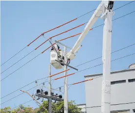  ?? ARCHIVO ?? Contratist­as de Electricar­ibe realizan mantenimie­ntos en las redes de B/quilla.