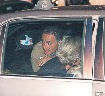  ?? PHILIP RAMEY PHOTOGRAPH­Y, LLC / GETTY ?? Arriba, Diana y Dodi al Fayed escondiénd­ose en el coche y paseando. Abajo, Diana de Gales, Dodi al Fayed y el príncipe Enrique en un