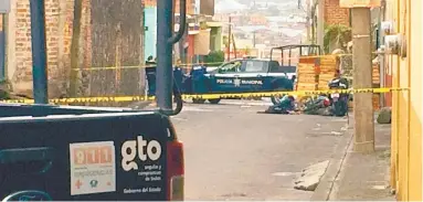  ??  ?? El reporte del asesinato se dio a las 9 de la mañana. Cuando la mujer entró a una frutería a comprar, su esposo se quedó afuera, pero cuando se iban, ambos fueron asesinados por hombres armados. La zona fue acordonada.