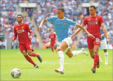  ??  ?? Leroy Sane van Manchester City gaat langs twee spelers van Liverpool. (Foto: AD)