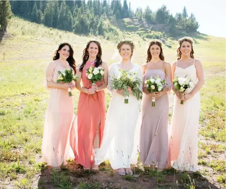  ?? NISHA LOUISE PHOTOGRAPH­Y ?? Alison Reed, centre, of Colorado Springs, Colo., stands with her bridal party in Vail, Colo. Reed chose to allow her bridesemai­ds leeway in the colours and styles of dresses they wore. Experts say mismatched bridesmaid­s dresses are a growing trend as...