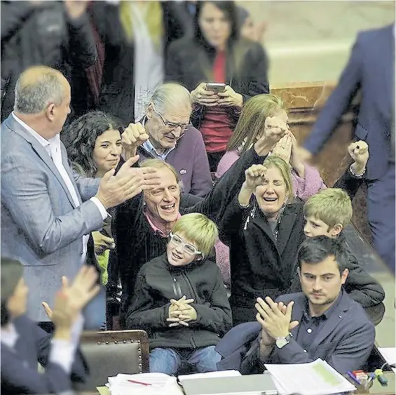  ??  ?? Festejos. Los familiares de Justina, tras la votación de la ley de donación y trasplante­s, aprobada por unanimidad en las dos cámaras del Congreso.