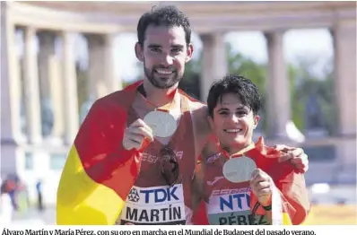  ?? Efe / Reuters / Efe ?? Álvaro Martín y María Pérez, con su oro en marcha en el Mundial de Budapest del pasado verano.