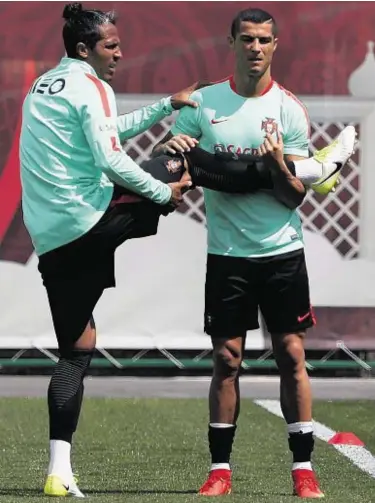  ??  ?? HOLD ON, THERE: Central defender Bruno Alves, left, and forward Cristiano Ronaldo during training with the Portugual squad ahead of the Confederat­ions Cup