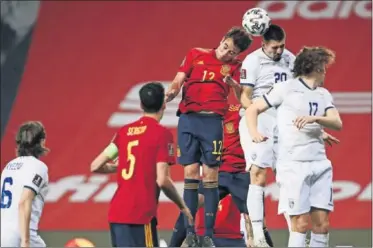  ??  ?? Eric Garcia remata de cabeza en el partido que disputaron España y Kosovo en marzo en Sevilla.