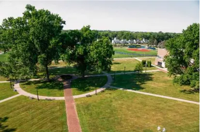  ?? DANE RHYS/BLOOMBERG NEWS ?? Ohio’s Notre Dame College (above), is the namesake of the University of Notre Dame (below) but has vastly different financial prospects than its rich and famous counterpar­t.