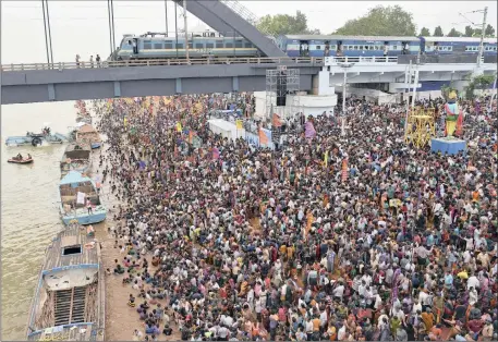  ?? Pictures: REUTERS ?? HUGE THRONG: Thousands of devotees attend the Maha Pushkaralu, a Hindu festival, on the banks of river Godavari at Rajahmundr­y in the Indian state of Andhra Pradesh yesterday. Twenty-seven people were killed and 40 injured in a stampede, police said,...