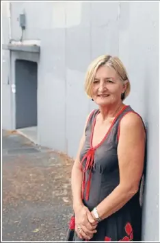  ?? Photo: JESS LEE ?? Bright side: Eden Terrace resident Lyn Barnes wants to see the grey wall on the corner of Bright St transforme­d with street art.