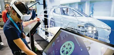  ?? Foto: Julian Stratensch­ulte/dpa ?? Eine Siemens-Mitarbeite­rin steht mit einer AR-Brille (Augmented-Reality – erweiterte Realität) am Stand von Siemens bei der Hannover Messe 2024 und zeigt eine Simulation aus der Automobili­ndustrie.