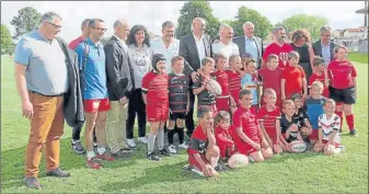  ??  ?? Les jeunes de l’école de rugby du CA Castelsarr­asin ont posé avec le président