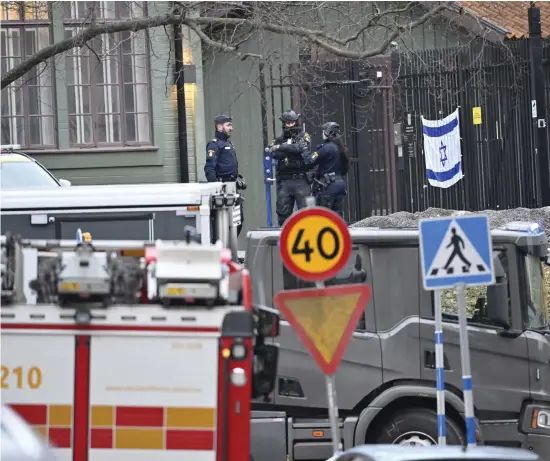 ?? BILD: HENRIK MONTGOMERY/TT ?? Ett misstänkt farligt föremål hittades utanför Israels ambassad i Stockholm den 31 januari.