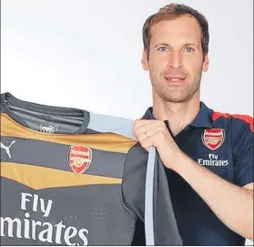  ?? FOTO: WEB ARSENAL ?? Cech firma por cuatro temporadas
El meta checo, con la camiseta del Arsenal