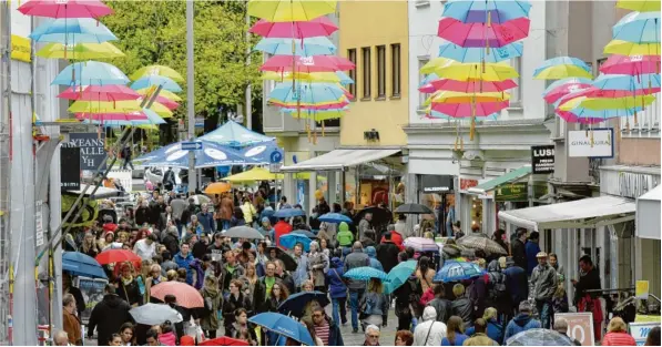 ?? Archivfoto: Anne Wall ?? Im Jahr 2015 war die Innenstadt zum Marktsonnt­ag zum Teil mit Regenschir­men geschmückt.
