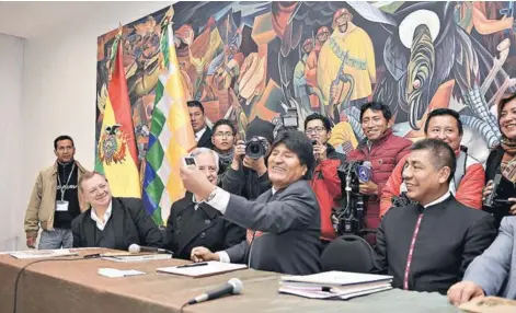  ??  ?? ► El Presidente de Bolivia, Evo Morales, junto a su gabinete en la Casa Grande del Pueblo, el viernes, en La Paz.