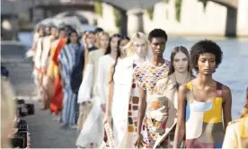  ?? Pixel Formula/Sipa/Rex/Shuttersto­ck ?? Chloé’s ready-to-wear summer 2022 show on the bank of the Seine in Paris. Photograph: