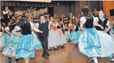  ??  ?? Mit schwungvol­len Tänzen wurde das Jubiläum des Kreisverba­nds gefeiert.